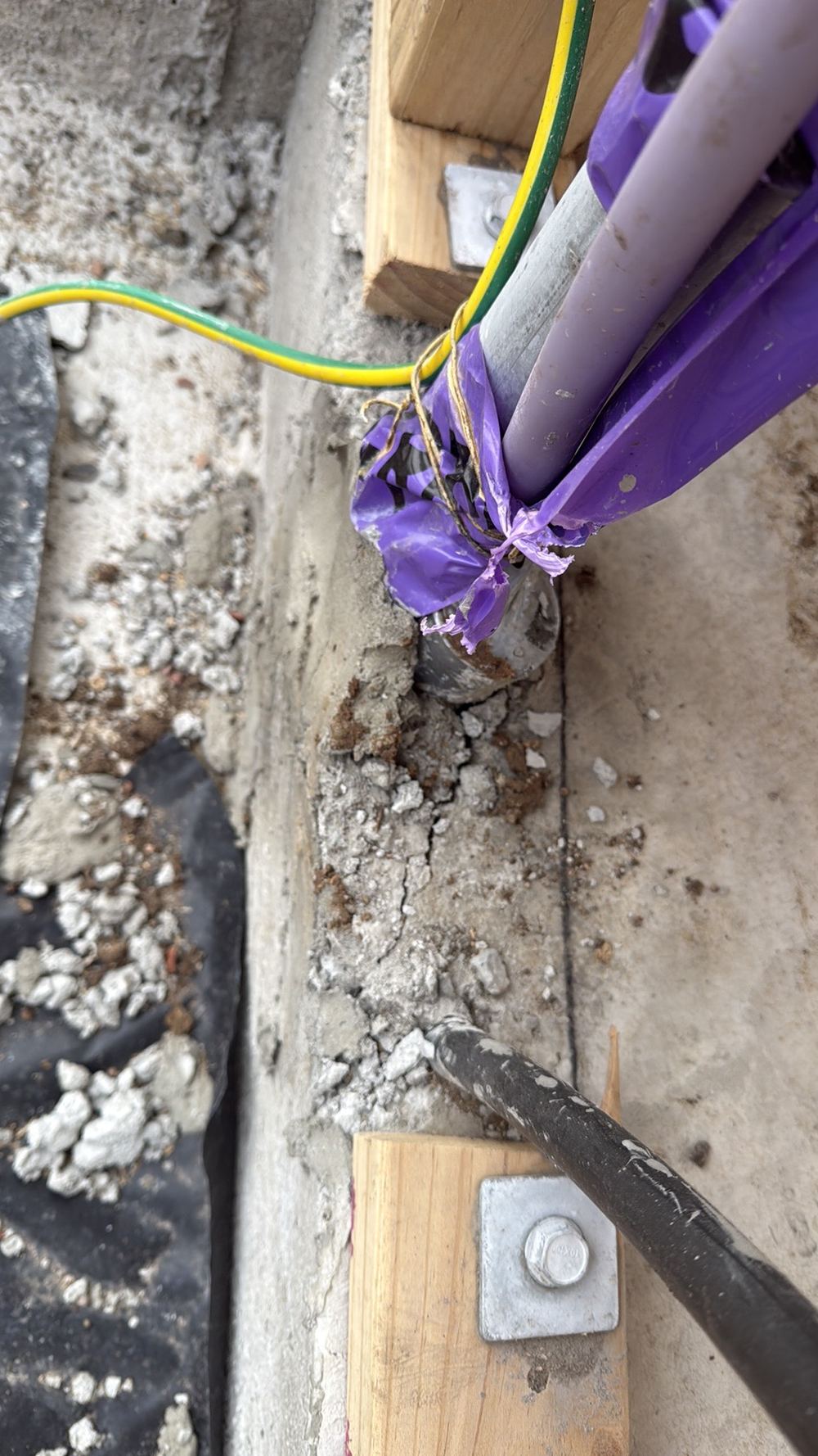 Slab edge rebate broken in places where the brickwork is meant to sit, Mambourin