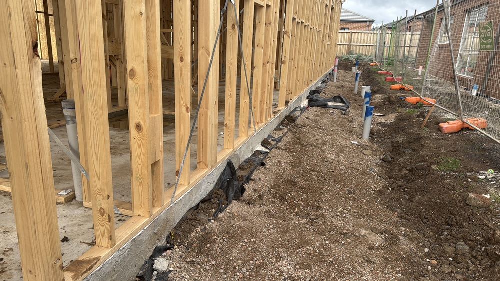 No physical termite barrier under the external walls at the frame visit, Mambourin