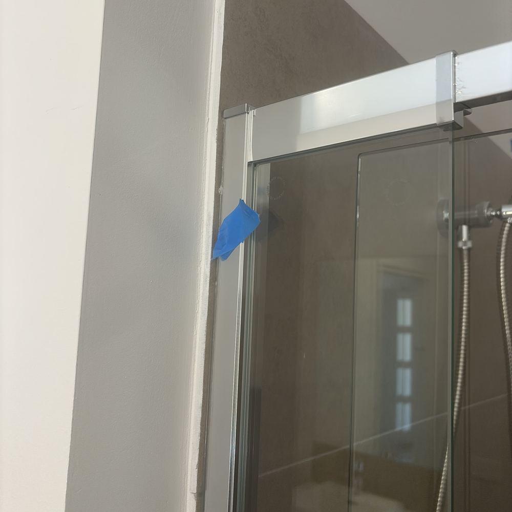 Shower screen not properly fixed, a safety hazard before keys are handed over, found during a pre-handover inspection in Mambourin