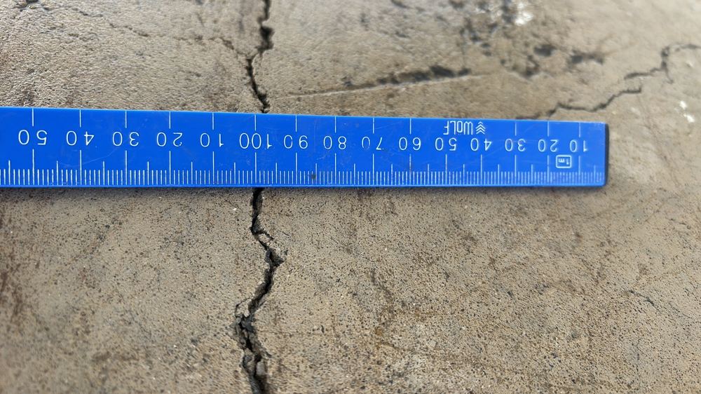 Slab cracking between 2mm and 4mm, beyond the tolerance limit, found during a pre-handover inspection in Mambourin